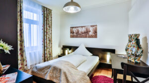 Einzelzimmer mit gemütlichem Bett im Hotel Laterne in Baden-Baden.