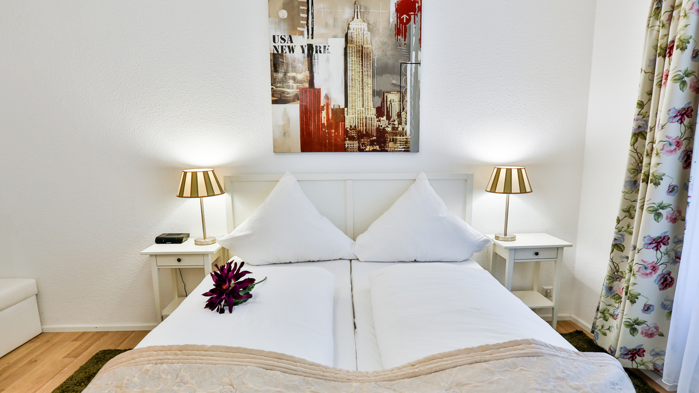 Gemütliches Doppelzimmer mit bequemen Betten in Baden-Baden.